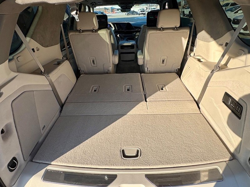 Cadillac Escalade Vehicle Full-screen Gallery Image 08