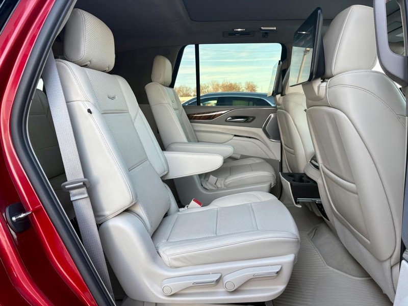 Cadillac Escalade Vehicle Full-screen Gallery Image 13