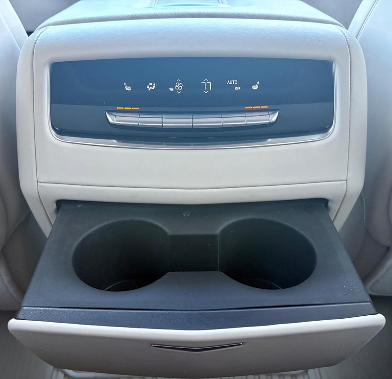 Cadillac Escalade Vehicle Full-screen Gallery Image 14