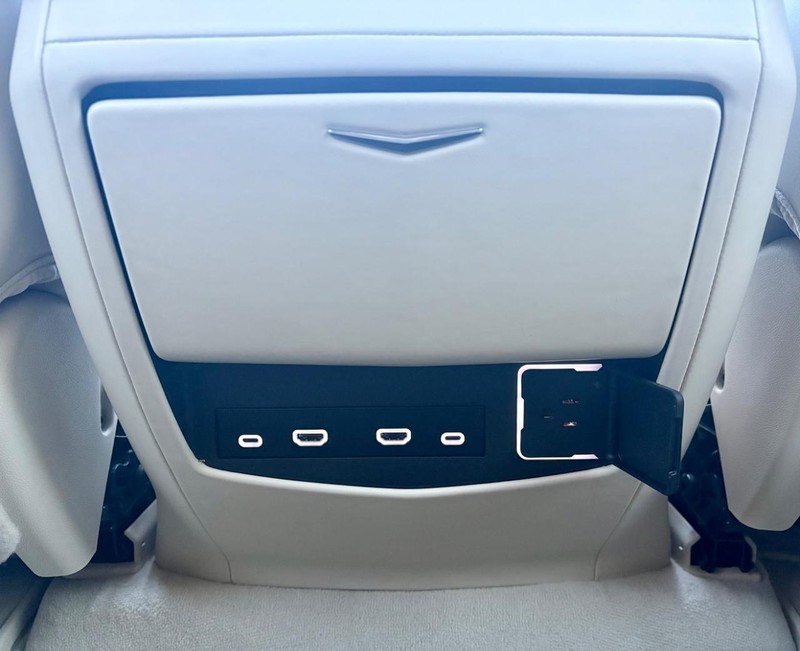 Cadillac Escalade Vehicle Full-screen Gallery Image 15