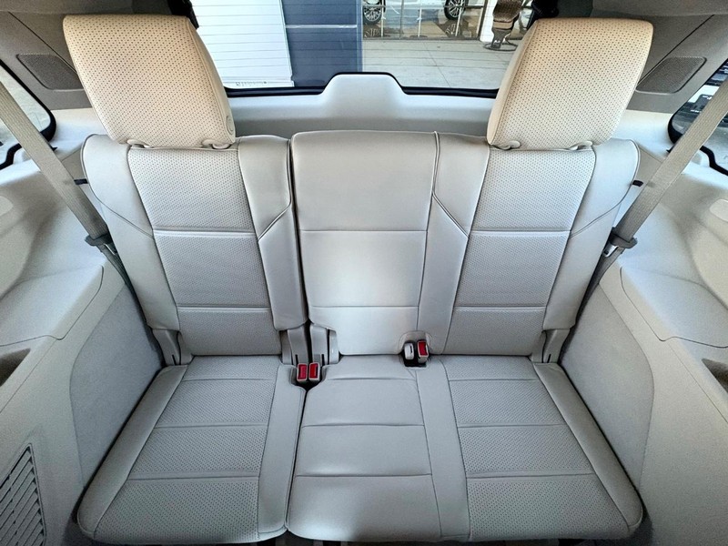 Cadillac Escalade Vehicle Full-screen Gallery Image 16