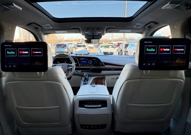 Cadillac Escalade Vehicle Full-screen Gallery Image 17
