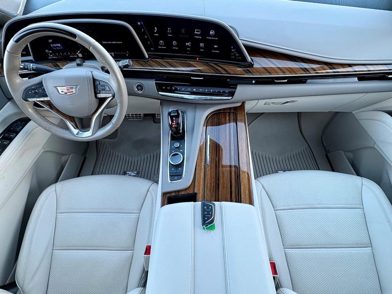 Cadillac Escalade Vehicle Full-screen Gallery Image 19