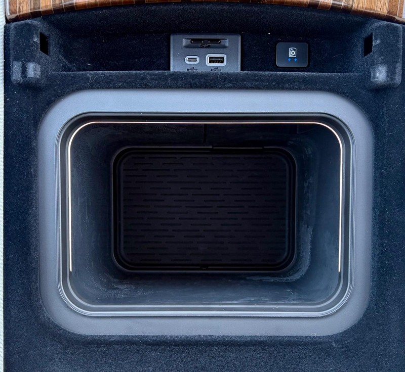 Cadillac Escalade Vehicle Full-screen Gallery Image 20