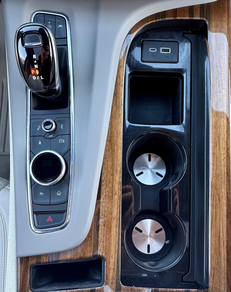 Cadillac Escalade Vehicle Full-screen Gallery Image 21