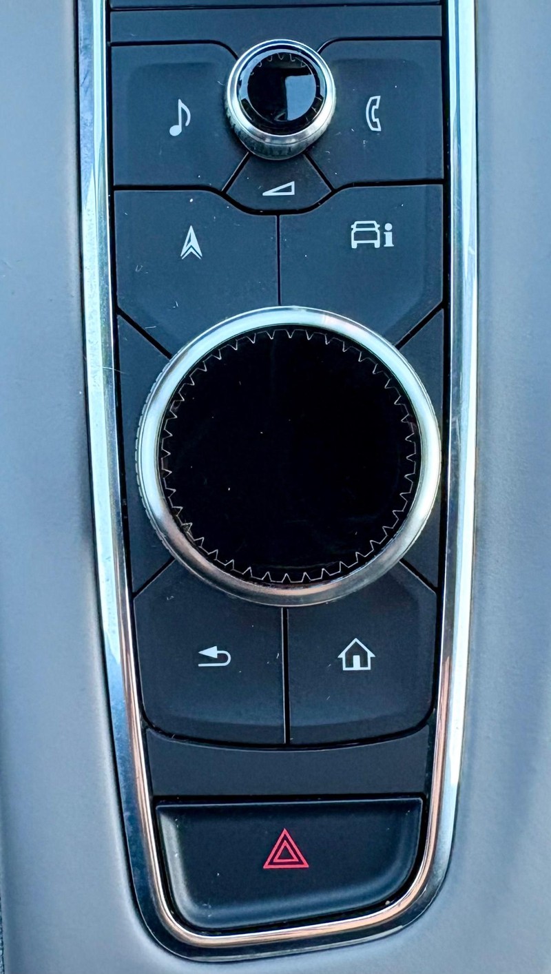 Cadillac Escalade Vehicle Full-screen Gallery Image 22