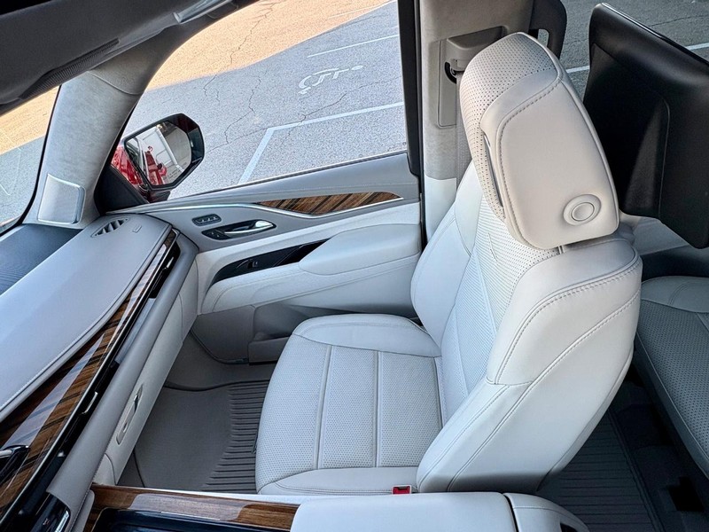 Cadillac Escalade Vehicle Full-screen Gallery Image 24