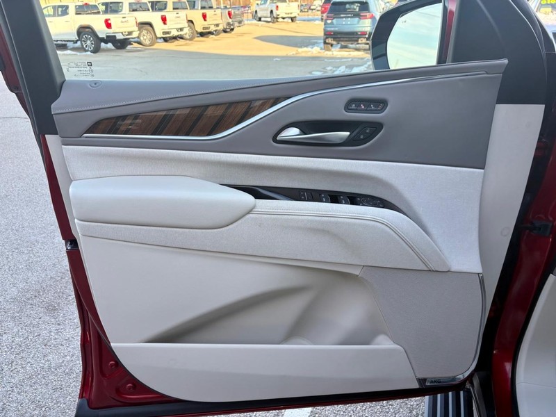 Cadillac Escalade Vehicle Full-screen Gallery Image 25