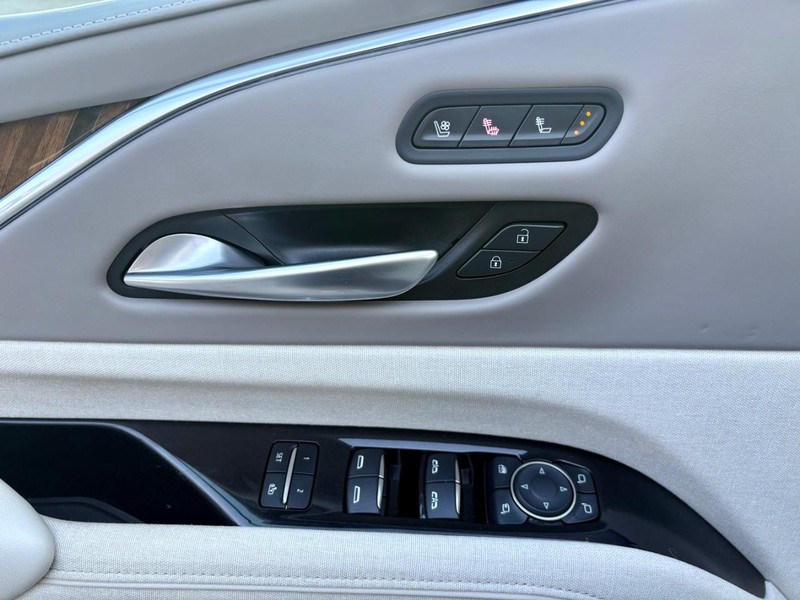 Cadillac Escalade Vehicle Full-screen Gallery Image 26