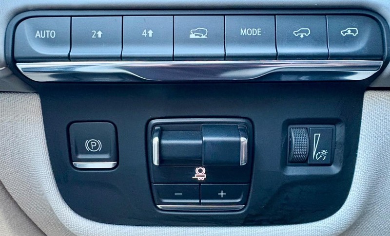 Cadillac Escalade Vehicle Full-screen Gallery Image 27