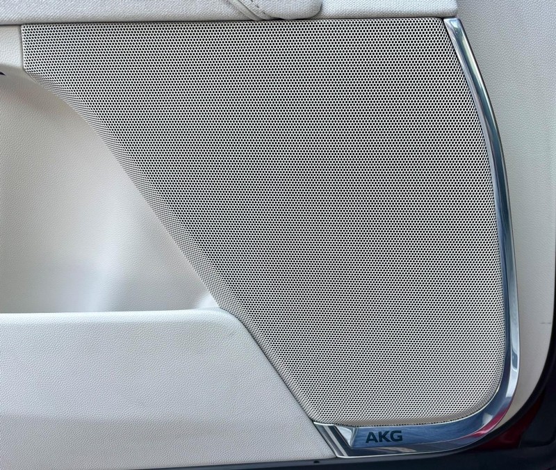 Cadillac Escalade Vehicle Full-screen Gallery Image 28