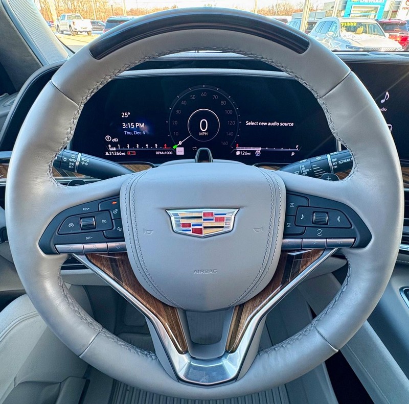 Cadillac Escalade Vehicle Full-screen Gallery Image 29