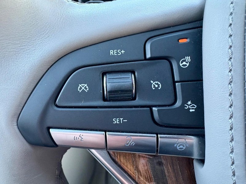 Cadillac Escalade Vehicle Full-screen Gallery Image 30