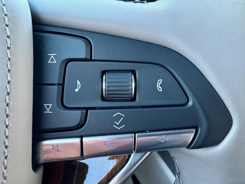 Cadillac Escalade Vehicle Full-screen Gallery Image 31