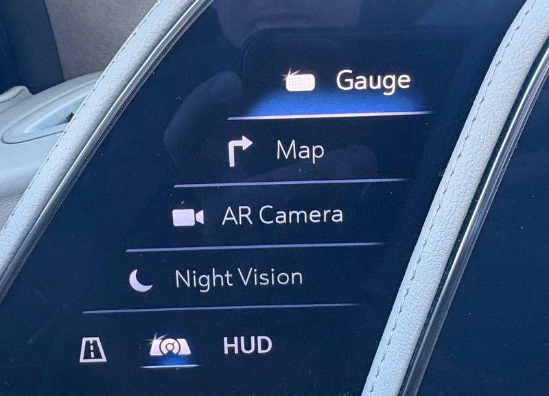 Cadillac Escalade Vehicle Full-screen Gallery Image 33