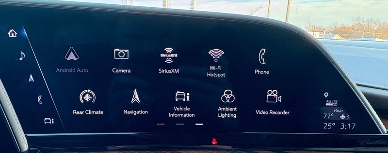 Cadillac Escalade Vehicle Full-screen Gallery Image 35