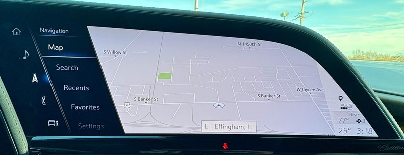 Cadillac Escalade Vehicle Full-screen Gallery Image 37