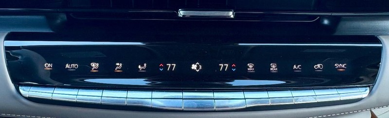 Cadillac Escalade Vehicle Full-screen Gallery Image 38