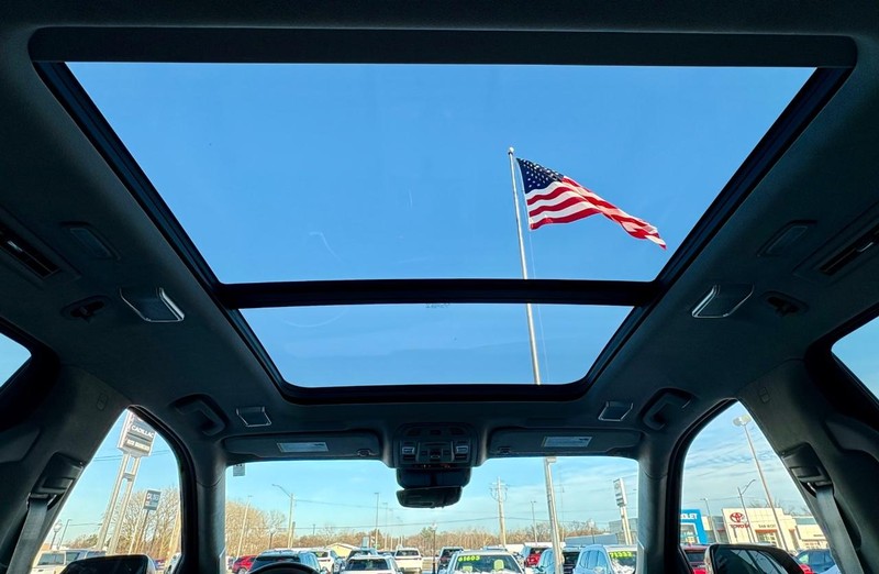 Cadillac Escalade Vehicle Full-screen Gallery Image 39