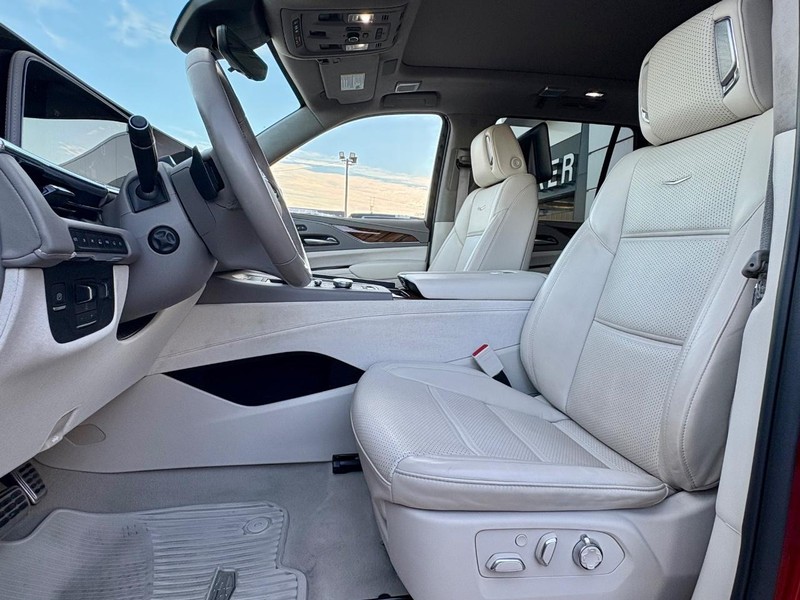 Cadillac Escalade Vehicle Full-screen Gallery Image 41