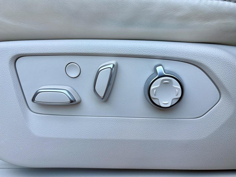 Cadillac Escalade Vehicle Full-screen Gallery Image 42