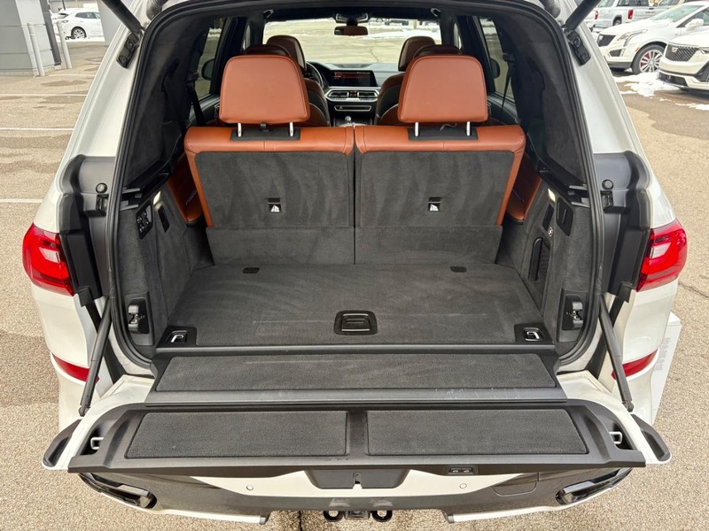 BMW X7 Vehicle Full-screen Gallery Image 05