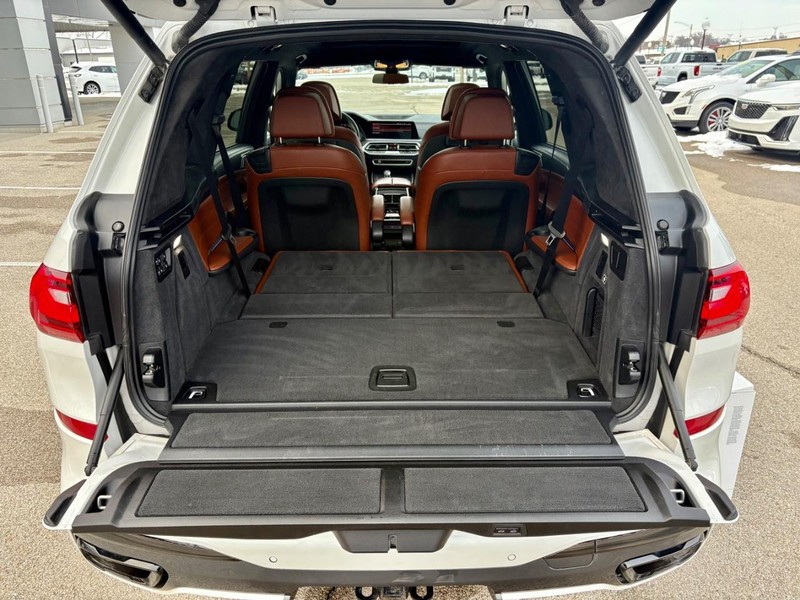 BMW X7 Vehicle Full-screen Gallery Image 06
