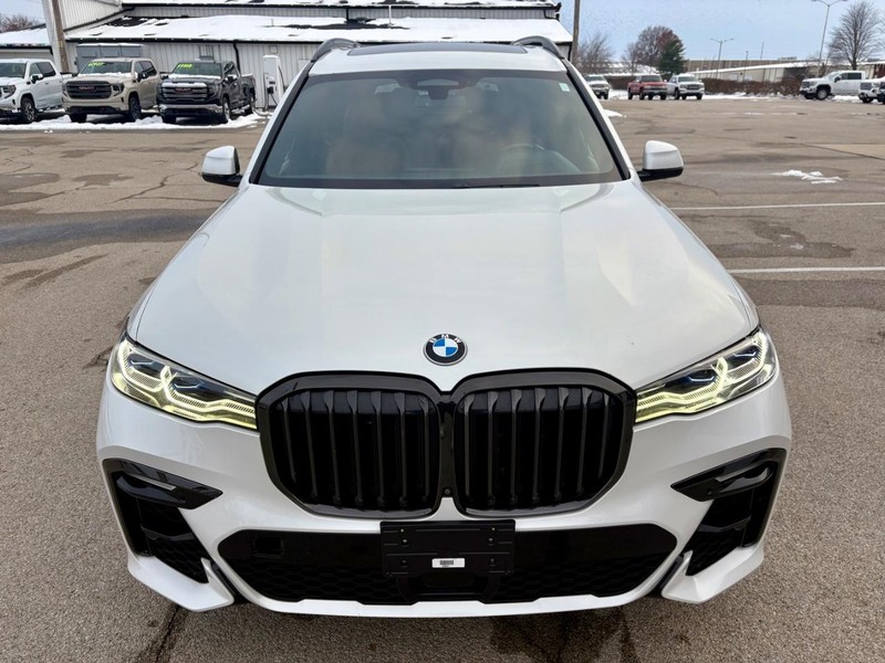 BMW X7 Vehicle Full-screen Gallery Image 09