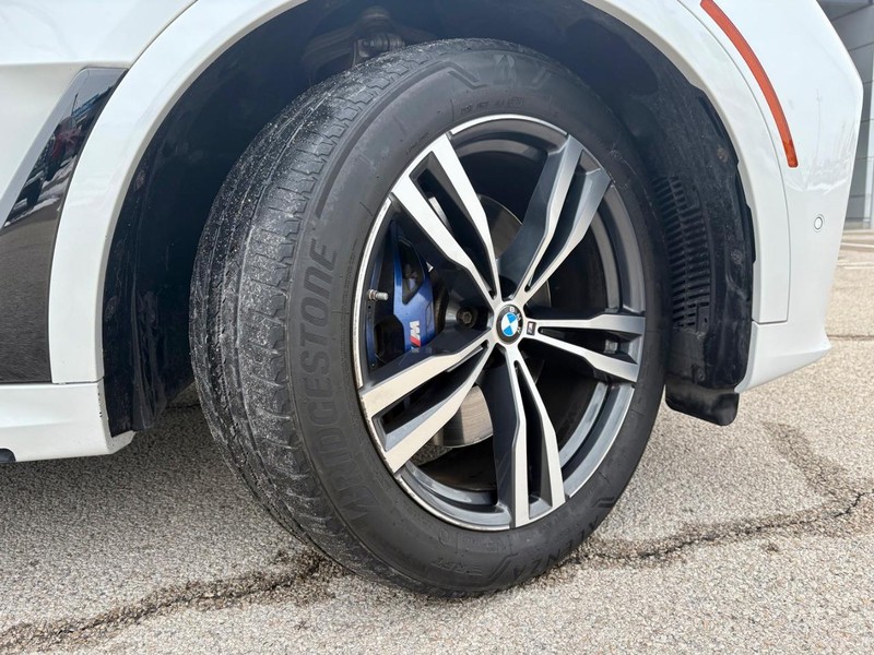 BMW X7 Vehicle Full-screen Gallery Image 11