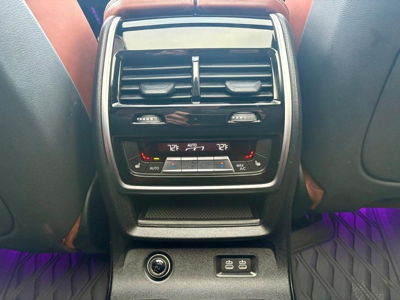 BMW X7 Vehicle Full-screen Gallery Image 13