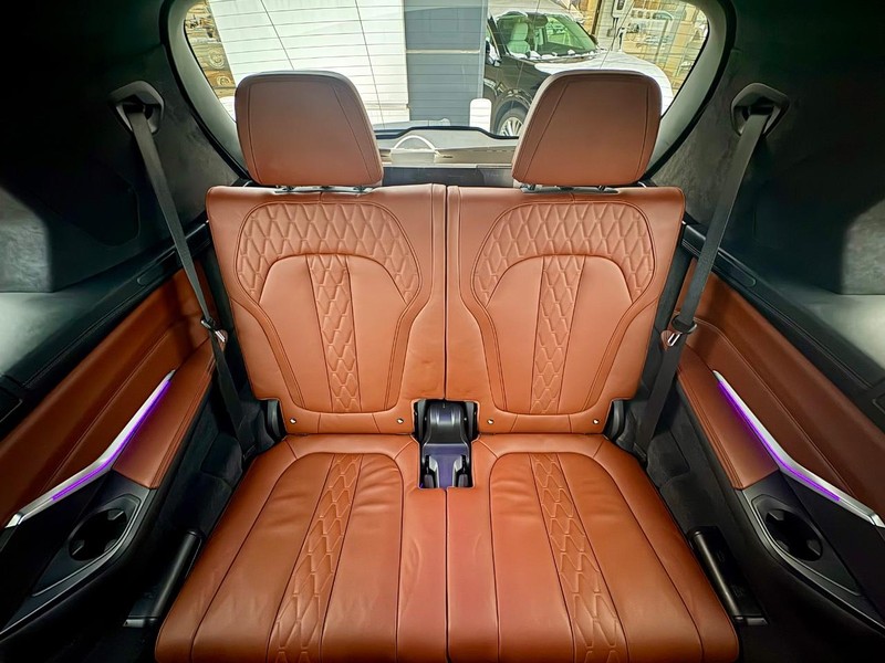 BMW X7 Vehicle Full-screen Gallery Image 14