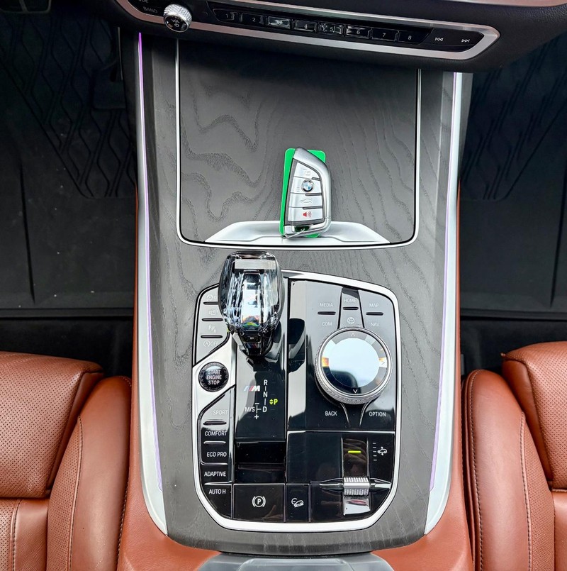 BMW X7 Vehicle Full-screen Gallery Image 15