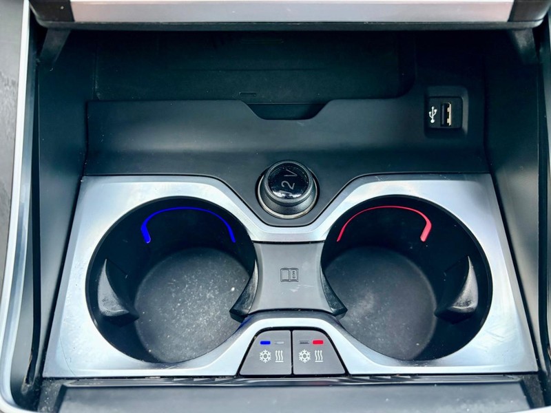 BMW X7 Vehicle Full-screen Gallery Image 16