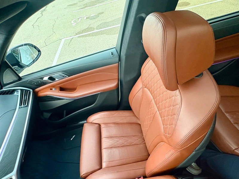 BMW X7 Vehicle Full-screen Gallery Image 17