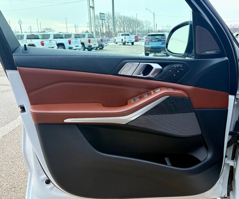 BMW X7 Vehicle Full-screen Gallery Image 18