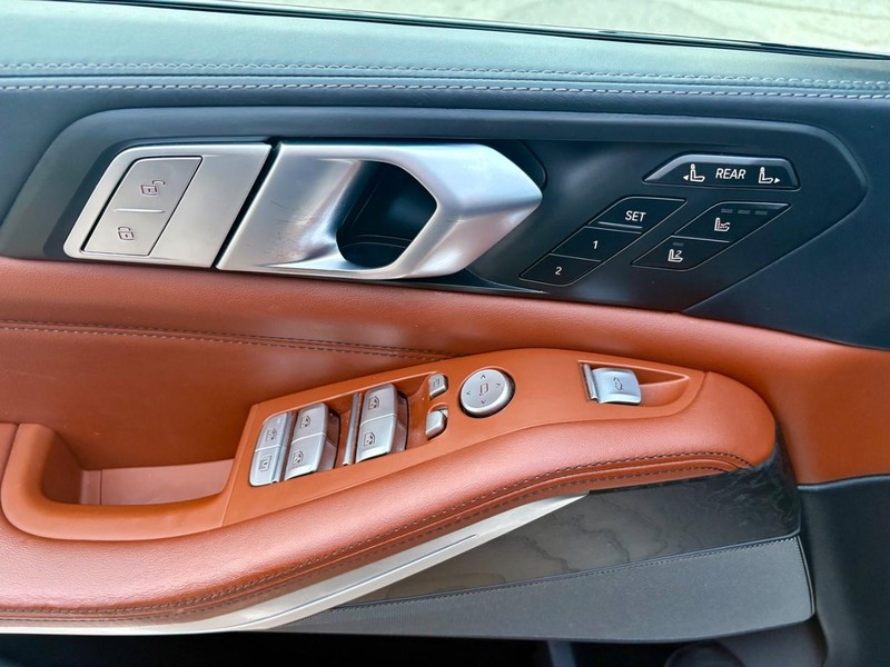 BMW X7 Vehicle Full-screen Gallery Image 19