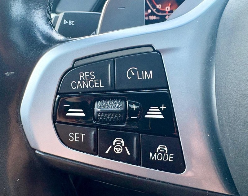 BMW X7 Vehicle Full-screen Gallery Image 22