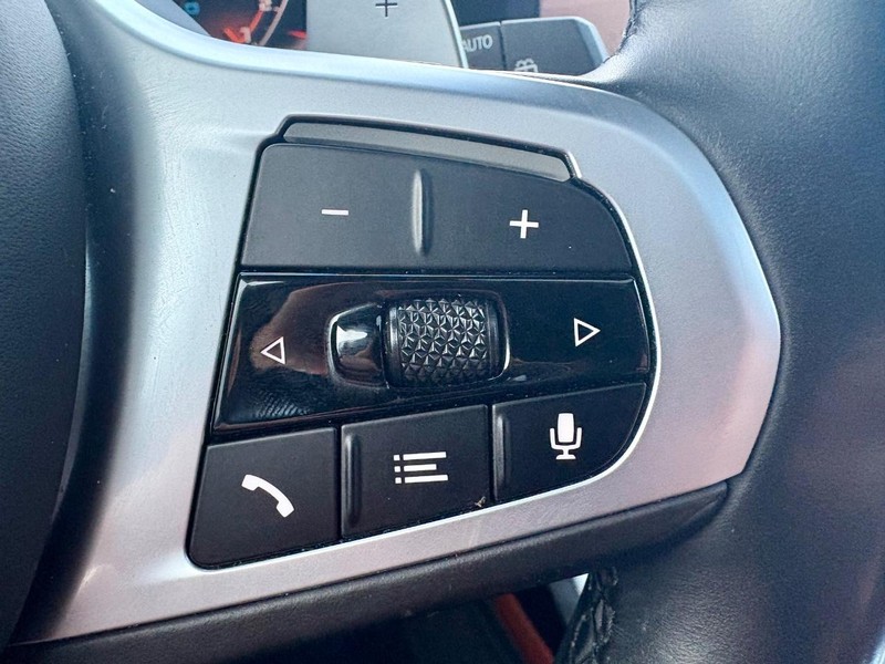 BMW X7 Vehicle Full-screen Gallery Image 23