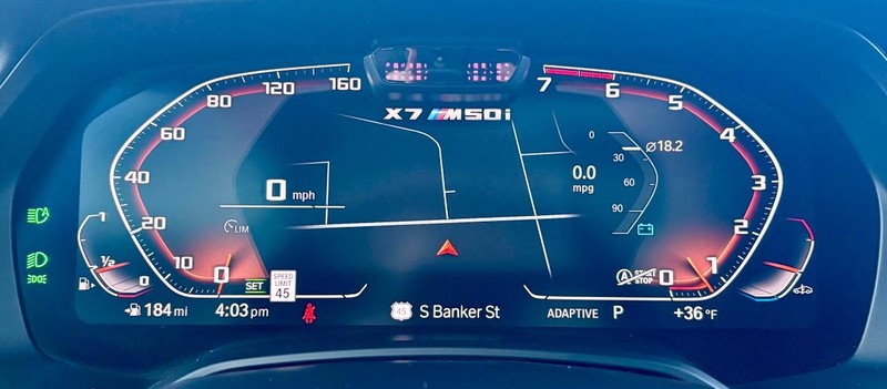 BMW X7 Vehicle Full-screen Gallery Image 24