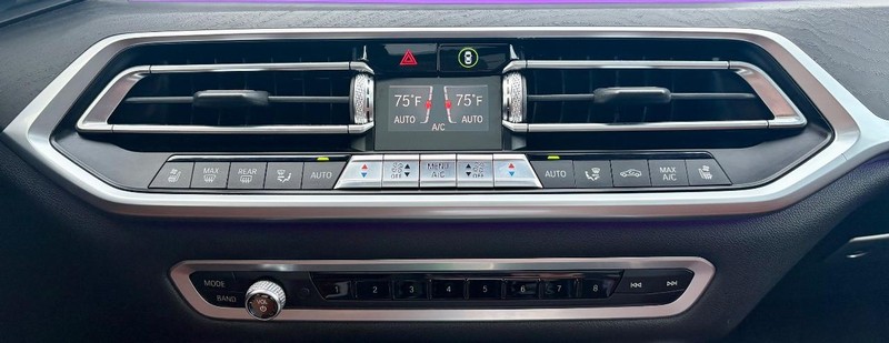 BMW X7 Vehicle Full-screen Gallery Image 29