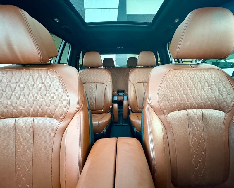 BMW X7 Vehicle Full-screen Gallery Image 30