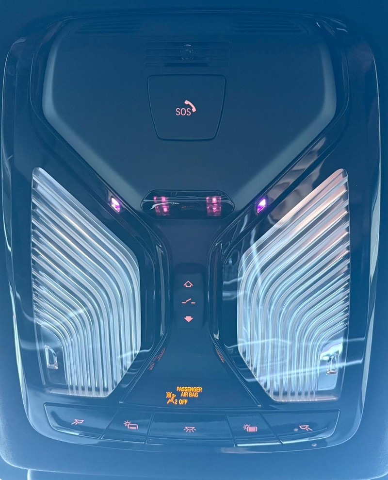 BMW X7 Vehicle Full-screen Gallery Image 32