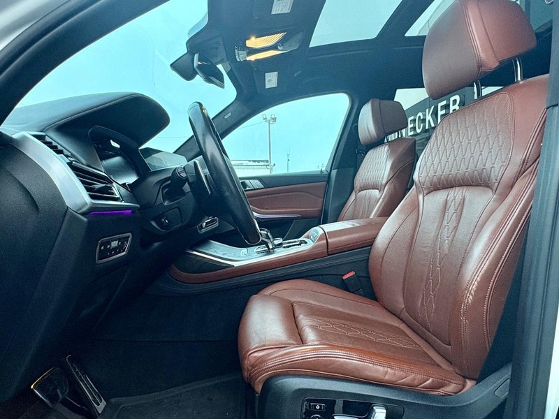 BMW X7 Vehicle Full-screen Gallery Image 33