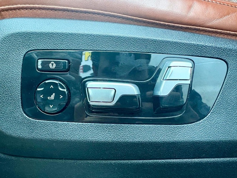 BMW X7 Vehicle Full-screen Gallery Image 34