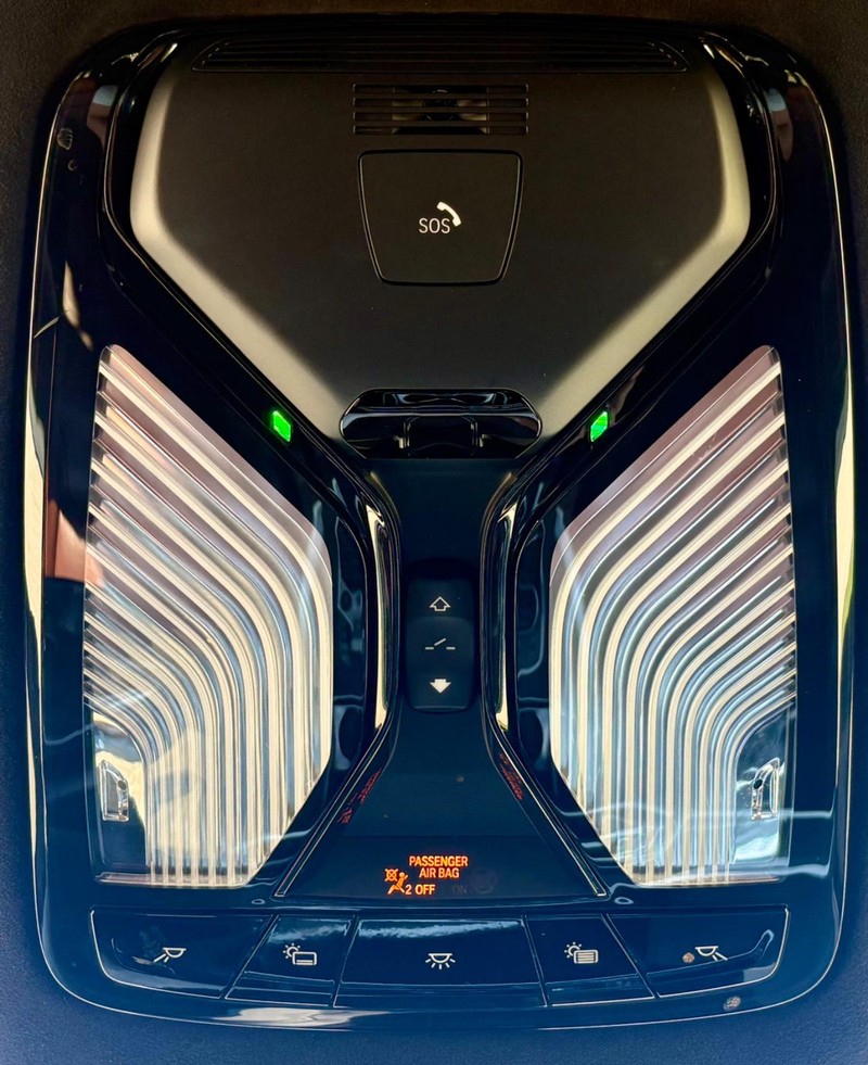 BMW X7 Vehicle Full-screen Gallery Image 36