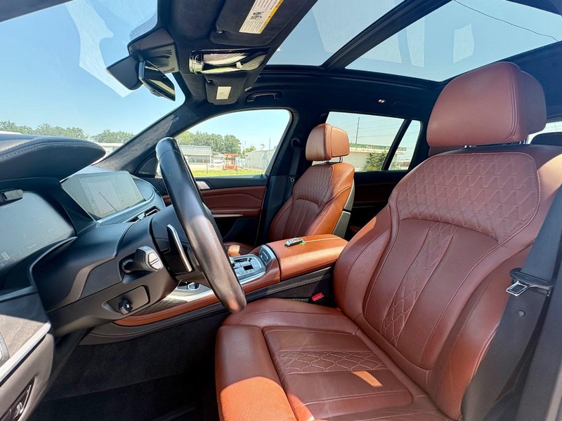 BMW X7 Vehicle Full-screen Gallery Image 37