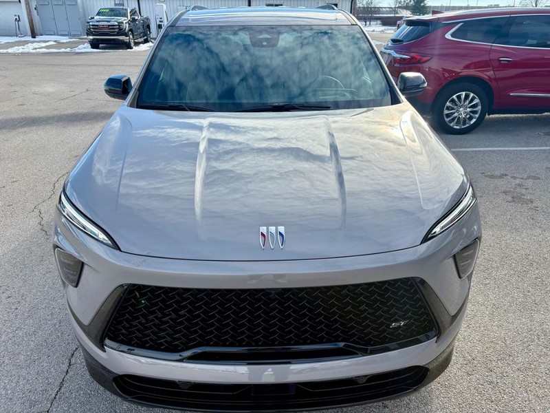 Buick Enclave Vehicle Full-screen Gallery Image 02