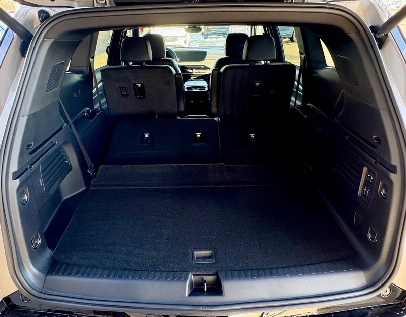 Buick Enclave Vehicle Full-screen Gallery Image 07