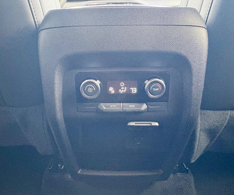 Buick Enclave Vehicle Full-screen Gallery Image 13