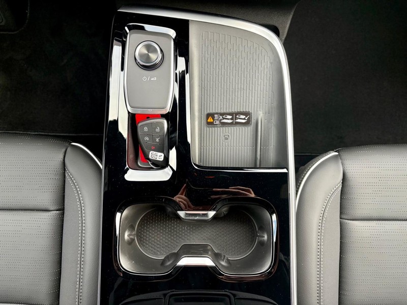 Buick Enclave Vehicle Full-screen Gallery Image 16